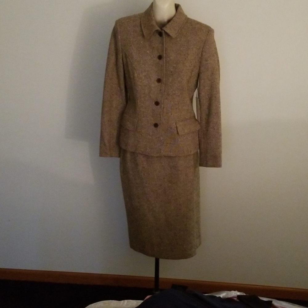 Skirt suit
